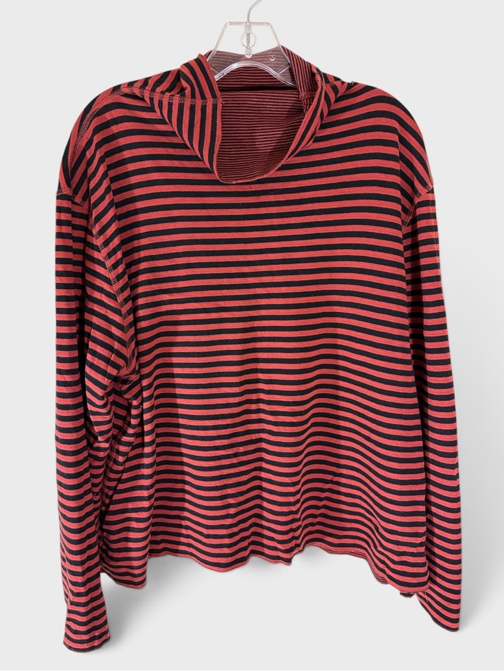 913 10/$50🏄🏻‍♀️ Red and Black Striped Cowl Neck Top